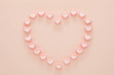 Kalp arka planı şeklinde şekerlemeler 