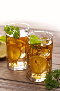 Gri arka planda limonlu buzlu çay.