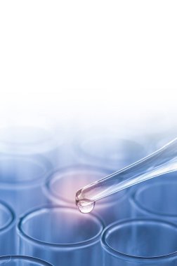 Laboratuvar test tüpleri ve pipetinde sıvı var.