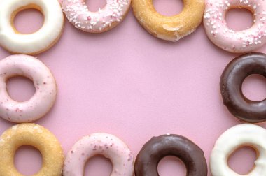 Pembe arkaplandaki jöleli donutların üst görünümü