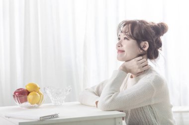 bir laptop olan hamile kadın