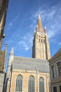 Our Lady Kilisesi üzerinde uzun pencereler ve çan kulesi, Bruges, Belçika