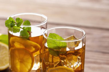 Limonlu ve naneli çay.