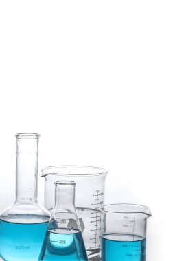 Kimyasal cam eşyalar beyaz arkaplanda izole edildi.