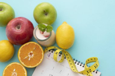 sağlıklı beslenme konsepti. Ölçüm bandı, masada taze meyve ve sebzeler