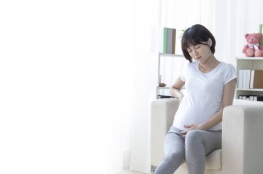 Genç, güzel Asyalı hamile kadın