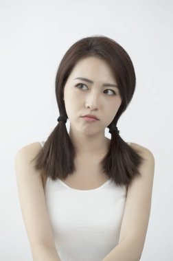 Beyaz arka planda çekici Asyalı kız portresi