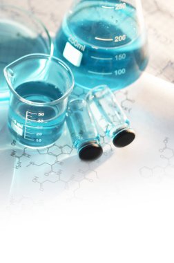 kimyasal laboratuvarda parlak sıvılar ile şişeler