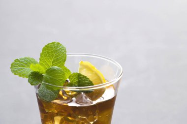 Limonlu ve naneli çay.