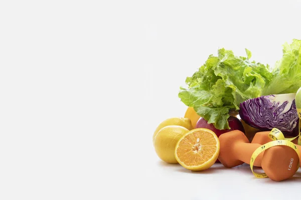 Frutas Orgánicas Frescas Pesas Cinta Métrica Sobre Fondo Madera — Foto de Stock