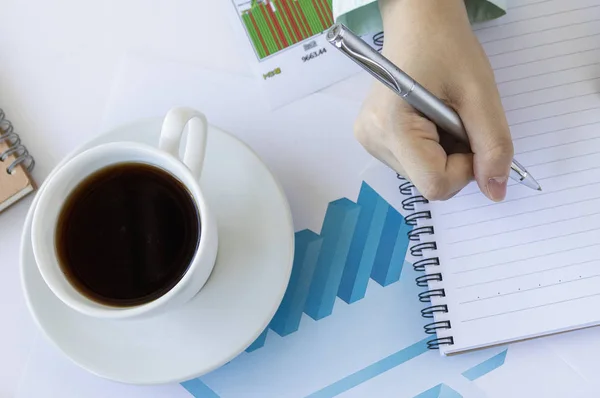 Hombre Negocios Escribiendo Notas Diario Taza Café Pluma — Foto de Stock