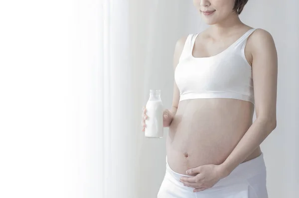 Genç Güzel Asyalı Hamile Kadın Süt Içiyor — Stok fotoğraf
