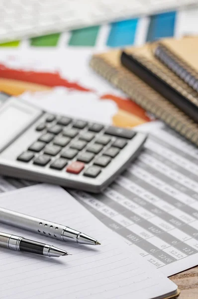 Belgeler, kalemler ve hesap makineli ofis masası