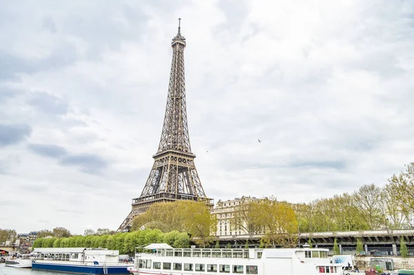 Foto Ângulo Largo Torre Eiffel Rio Sena Dos Marcos Mais — Fotografia de Stock