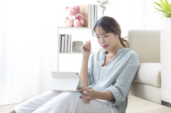 Hermosa Mujer Asiática Usando Digital Tablet Casa —  Fotos de Stock