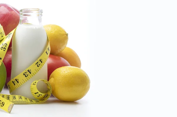 Свежие Фрукты Лимоны Бутылка Молока Измерительная Лента Белом Фоне — стоковое фото