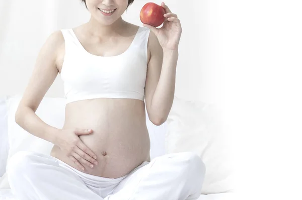 Mladá Krásná Asijské Těhotná Žena Červeným Jablkem — Stock fotografie