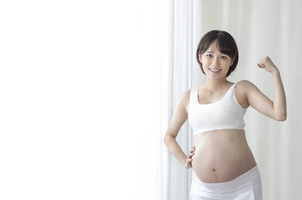 Genç Güzel Asyalı Hamile Kadın — Stok fotoğraf