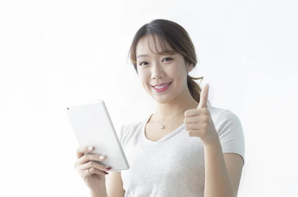 Retrato Mulher Jovem Usando Tablet Casa — Fotografia de Stock