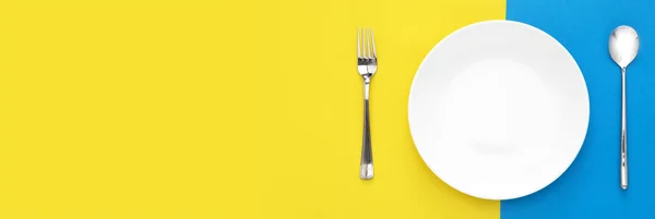 Πιρούνι Κουτάλι Και Λευκό Πιάτο Στο Φόντο Χρώμα — Φωτογραφία Αρχείου
