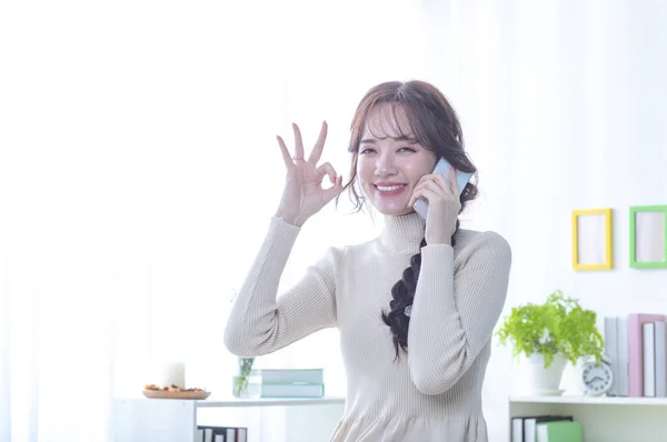 Güzel Genç Mutlu Bir Kadın Cep Telefonundan Konuşuyor Işaret Veriyor — Stok fotoğraf