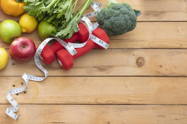 Verduras Orgánicas Frescas Pesas Cinta Métrica Sobre Fondo Madera — Foto de Stock