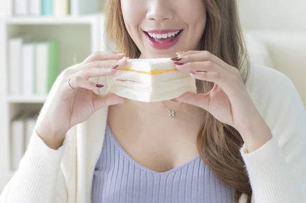 Feliz Asiático Mulher Comer Sanduíche Mesa — Fotografia de Stock