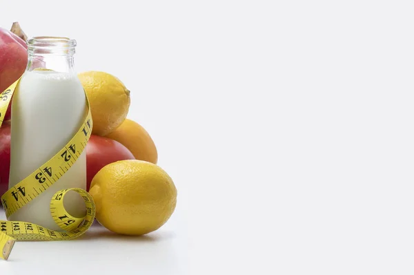 Frutas Frescas Limões Garrafa Leite Fita Métrica Sobre Fundo Branco — Fotografia de Stock
