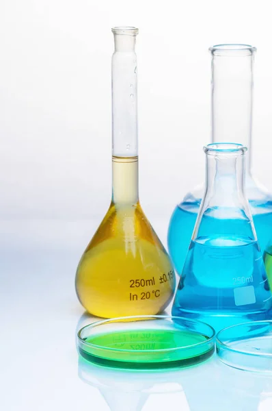 Flasks Bright Liquids Chemical Laboratory — Stock Photo, Image