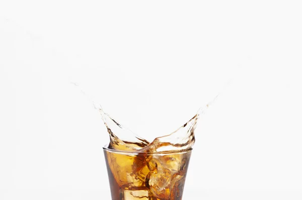 Cola Med Stänk Och Isbitar — Stockfoto