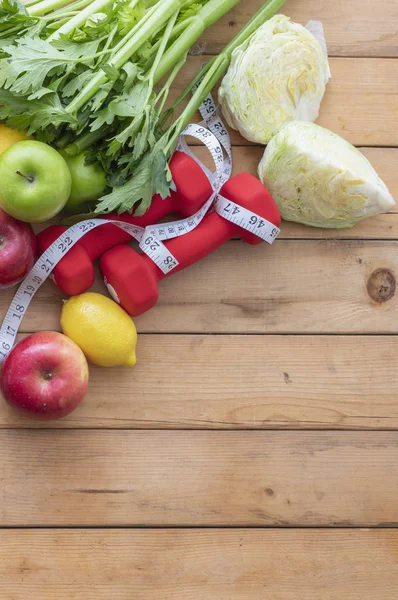 Verduras Orgánicas Frescas Pesas Cinta Métrica Sobre Fondo Madera — Foto de Stock