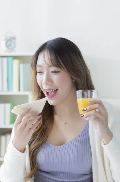 Feliz Asiático Mujer Comer Sándwich Mesa — Foto de Stock