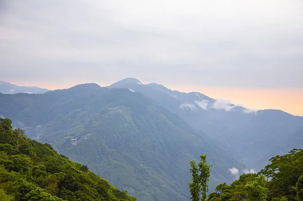 Piękny Widok Mgliste Góry — Zdjęcie stockowe