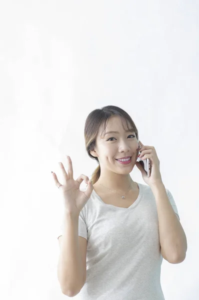 Retrato Jovem Mulher Falando Por Telefone Celular Mostrando Sinal Isolado — Fotografia de Stock