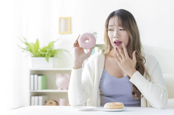 Gadis Gembira Memiliki Donat Untuk Makanan Penutup — Stok Foto