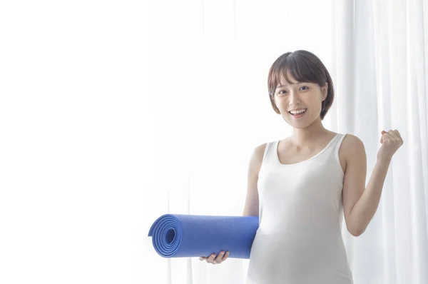 Joven Hermosa Asiática Embarazada Mujer Con Yoga Mat —  Fotos de Stock