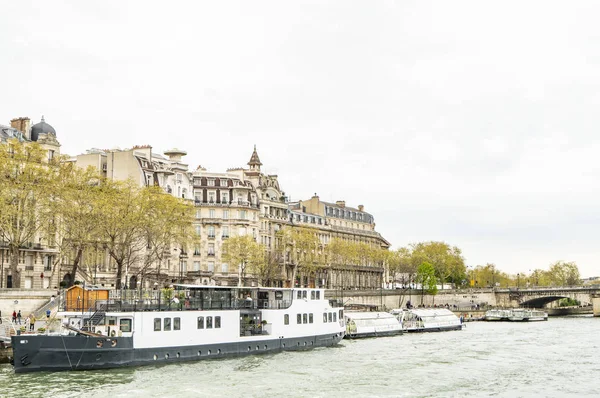 Cityscape Ποτάμι Και Γέφυρα Στο Παρίσι Γαλλία — Φωτογραφία Αρχείου