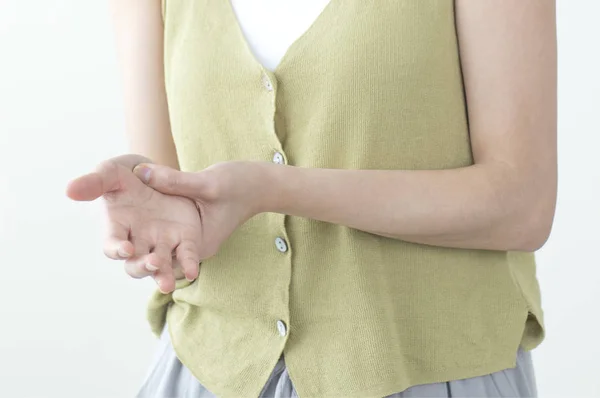 Tiro Recortado Mujer Que Muestra Dolor Mano Sobre Fondo Blanco —  Fotos de Stock