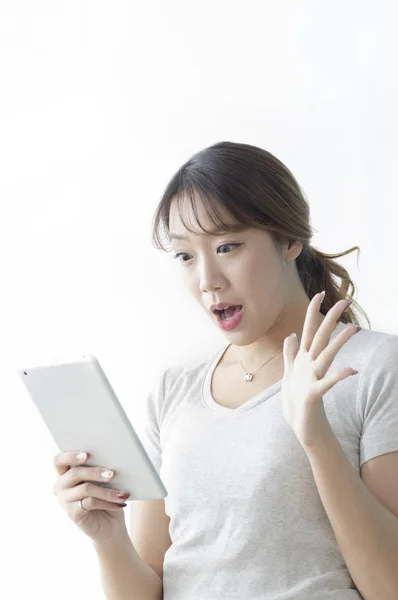 Retrato Mulher Jovem Usando Tablet Isolado Fundo Branco — Fotografia de Stock