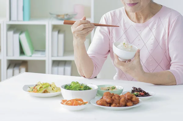 Beskärda Skott Äldre Person Som Håller Ätpinnar Och Äter Gourmetmat — Stockfoto