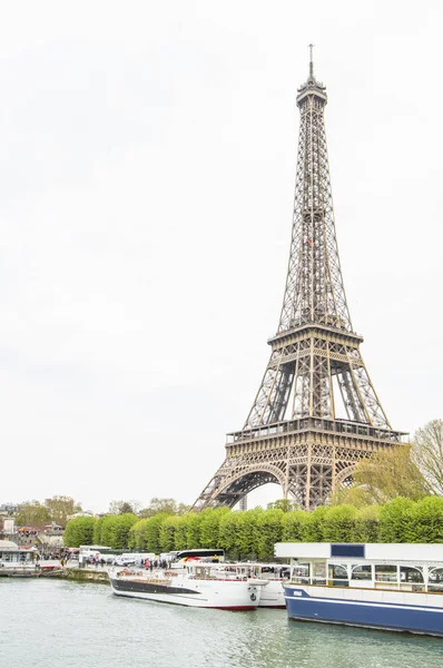 Szerokokątny Zdjęcie Wieża Eiffla Sekwany Jednym Najbardziej Popularnych Zabytków Paryża — Zdjęcie stockowe