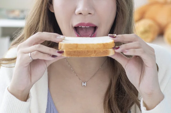 Gelukkig Aziatische Vrouw Eten Sandwich Aan Tafel — Stockfoto