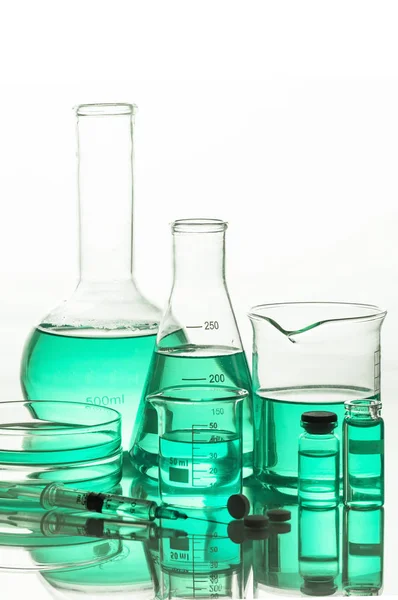 Fehér Alapon Izolált Kémiai Üvegáruk — Stock Fotó