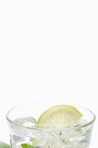 Lemoniada Świeżą Miętą Lodem Białym Tle — Zdjęcie stockowe
