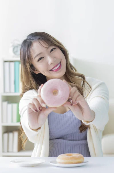 Vrolijk Meisje Met Donut Voor Dessert — Stockfoto