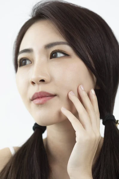 Närbild Porträtt Asiatisk Flicka Vit Bakgrund — Stockfoto