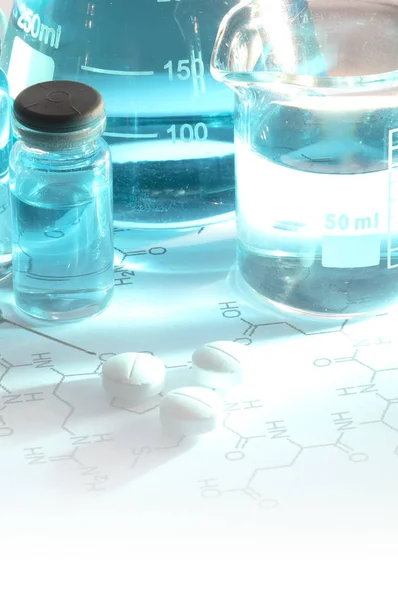 Φιάλες Μπλε Υγρά Και Χάπια Χημικό Εργαστήριο — Φωτογραφία Αρχείου