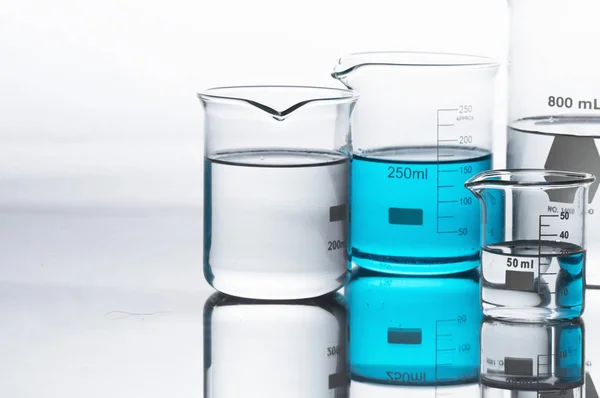 Baňky Modrými Kapalinami Chemické Laboratoři — Stock fotografie