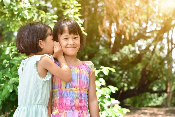 Дві Маленькі Сестрички Шепочуться Вусі Парку Відкритому Повітрі Дружба Щастя — стокове фото