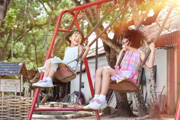 Дві Азіатські Маленькі Сестри Розважаються Разом Парку Сонячний День Відкритому — стокове фото